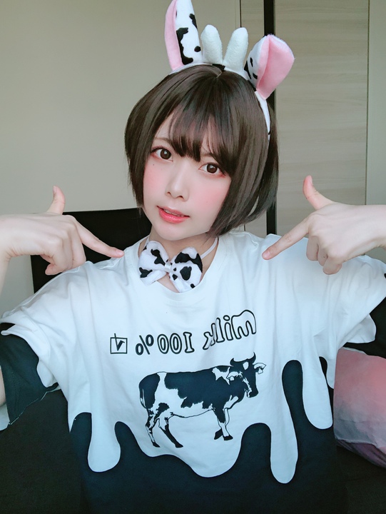 Tomiko (とみこ) NO.005 Fantia 下乳でとる牛.jpg
